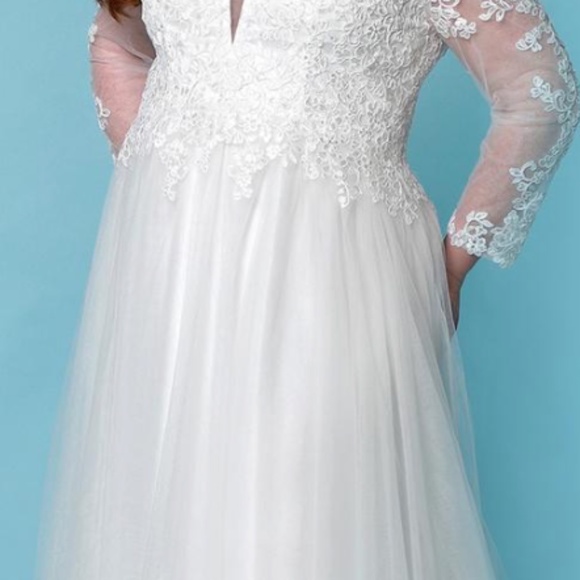 Sydney's Closet 3/4 sleeve Bridal Gown - Picture 5 of 6